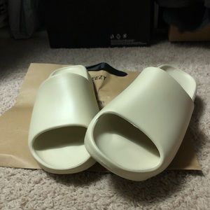 Yeezy slides Adidas *NEW*